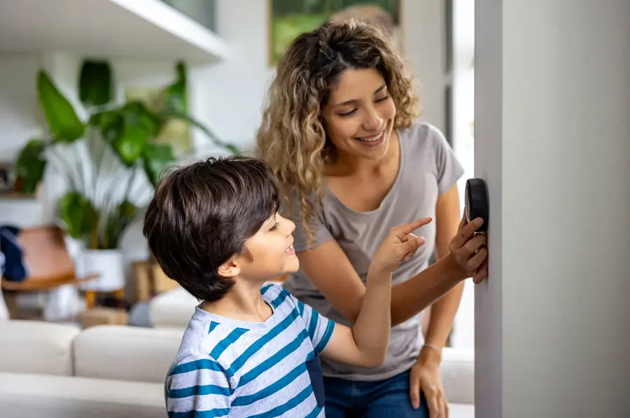 adjust-thermostat-GettyImages-1678741974